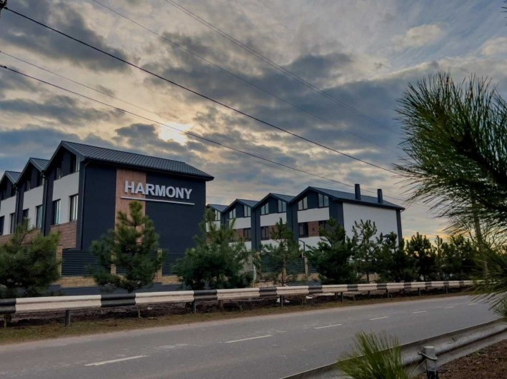 Таунхаус Harmony Avangard расположен в пгт Авангард.
Дом сдан. - фото 1