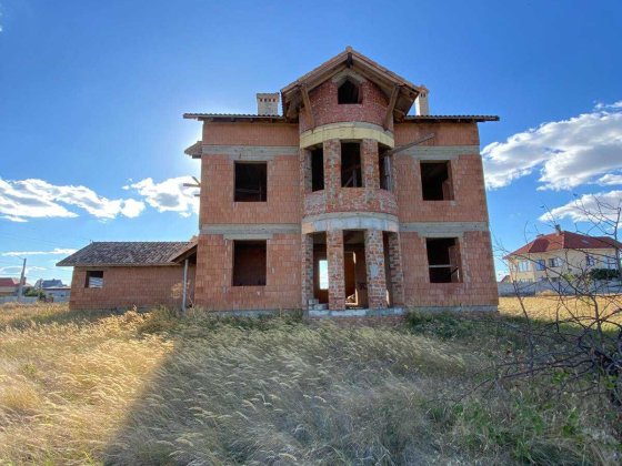 Теплий будинок нової будівлі з гаражем. Фонтанка