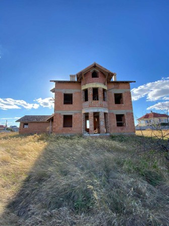 Теплий будинок нової будівлі з гаражем. - фото 1