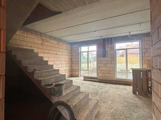 Кирпичный таунхаус с участком  возле моря Лески