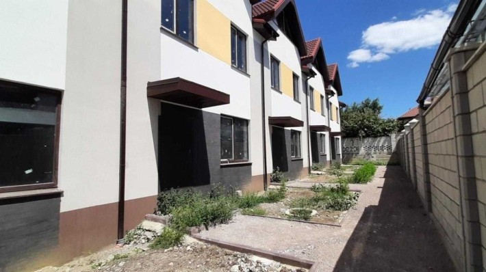 Продам 3-этажный таунхаус в Червоном Хуторе Можно под єОселя - фото 1