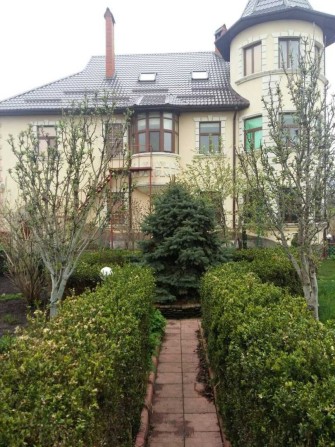 Большой добротный дом у трассы для любого вида деятельности - фото 1