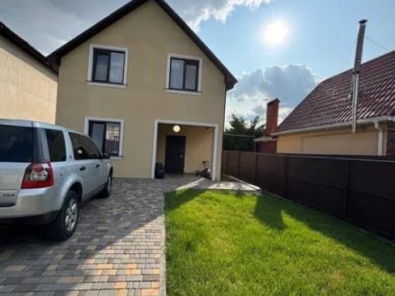 Сучасний двоповерховий будинок в Усатовому Усатово