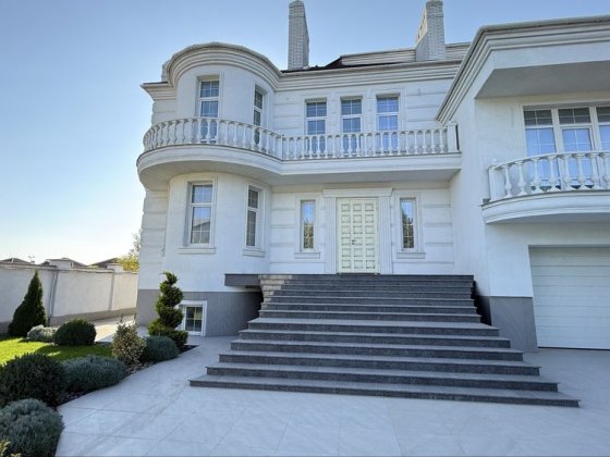 Элитный новый дом в Совиньене. Гараж, бассейн, 8 соток . 700 метров