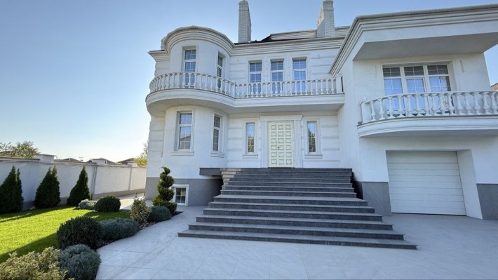 Элитный новый дом в Совиньене. Гараж, бассейн, 8 соток . 700 метров - фото 1