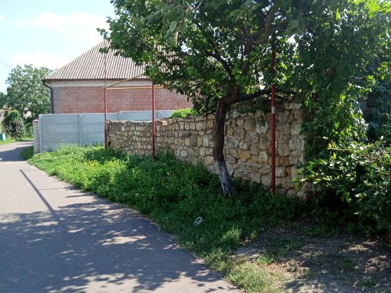 Усатово в центре села 4 сотки с маленьким домиком под капиталку.Асфаль Усатово