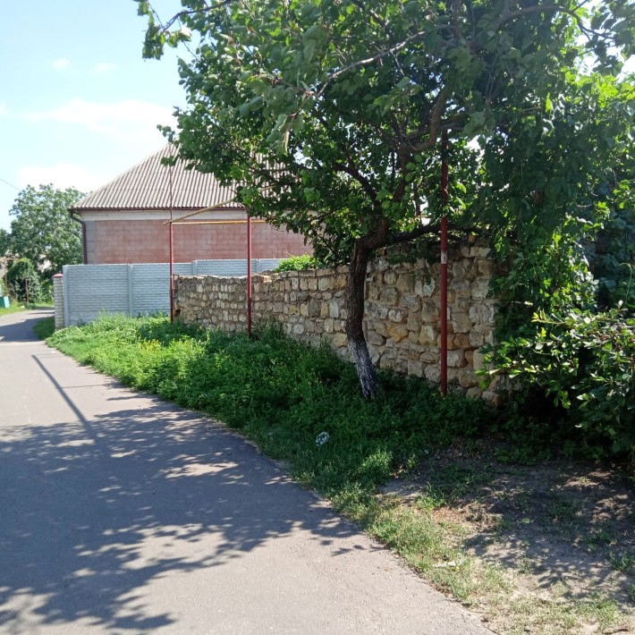 Усатово в центре села 4 сотки с маленьким домиком под капиталку.Асфаль - фото 1