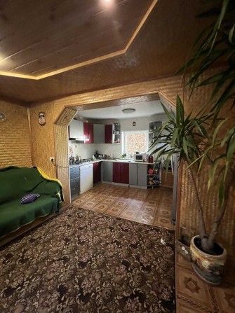 Хороший капитальный дом с земельным участком возле города - фото 1