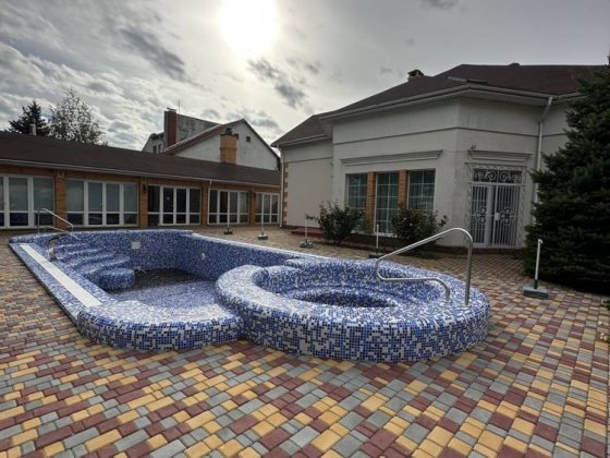 Будинок з басейном в Молодіжному Молодіжне