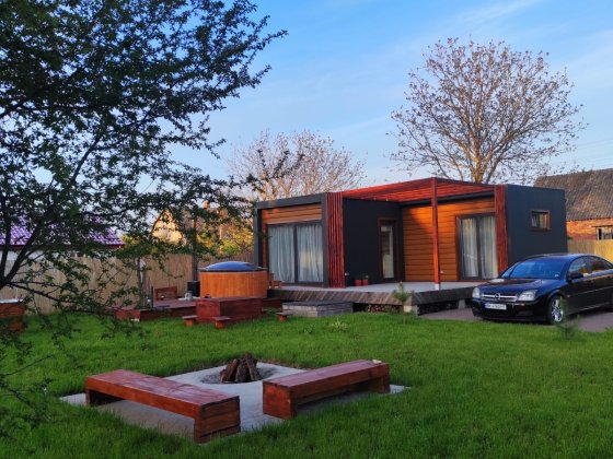 • Сучасна дача з чаном, поруч ліс Кам'яна Гора