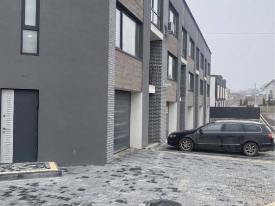 Продається котедж. Також є ділянка 10 сотих Петриків