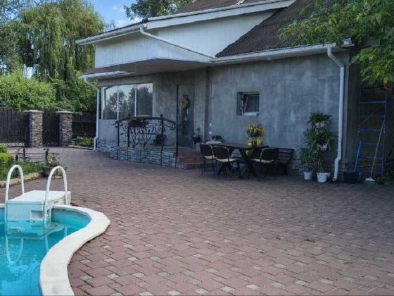 Домоволодіння в  центрі с.Мошни з басейном, 143кв.м, 27 соток Мошны