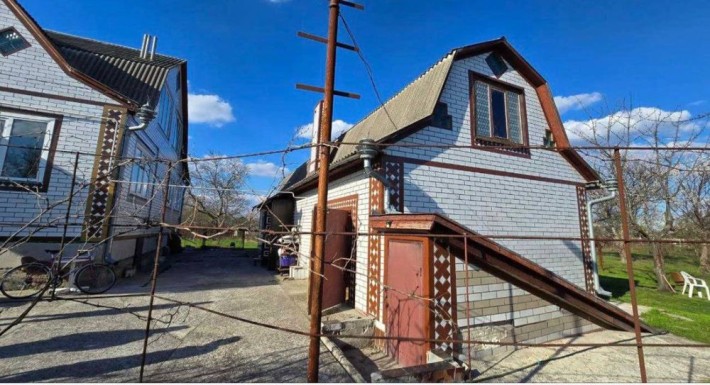 Терміновий продаж будинку у звязку  з виїздом - фото 1