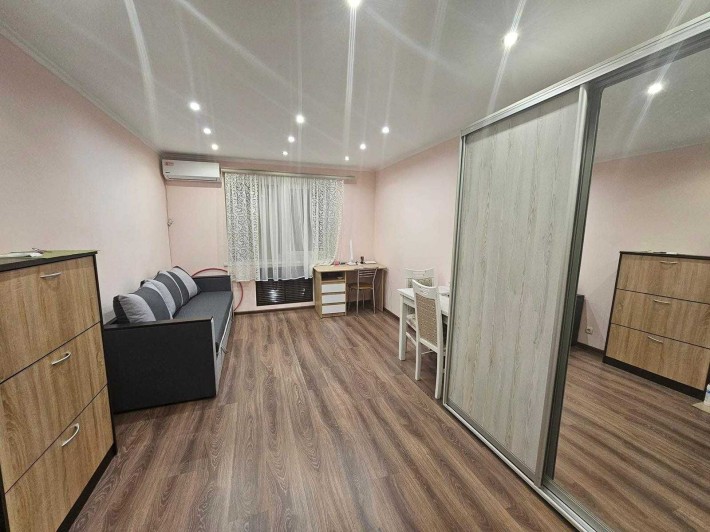 Сдам на длительно квартиру коммунального типа с евроремонтом - фото 1