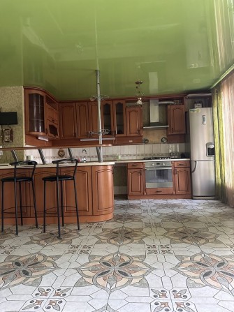 Сдам 2-х комнатную кватриру студию 85 кв м - фото 1