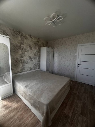 Здається 3-кімнатна квартира по вул. Комарова - фото 1