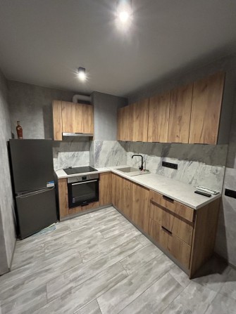 Здається хороша 1-на квартира в новобудові в центрі міста! - фото 1