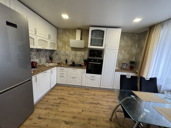 Оренда великої 3 кімн в самому центрі Бучі, сучасний ремонт Буча