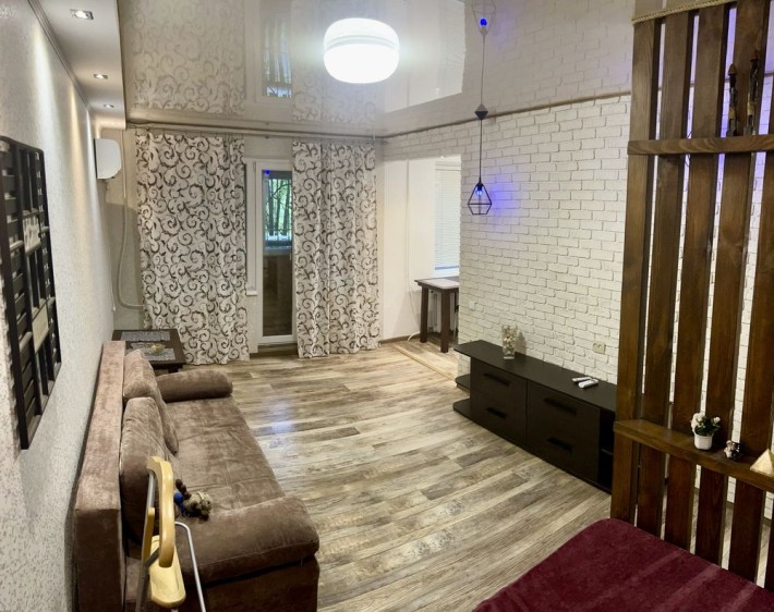 Сдам на долгий срок студию с ремонтом - фото 1