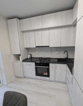 Світла з якісним ремонтом 1 кімнатна квартира у новому будинку! - фото 1