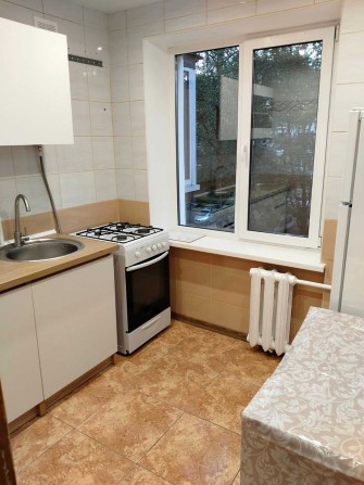 Сдам 2 ком. на Алмазном, р-н Автовокзала мебель частично, с ремонтом. - фото 1