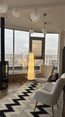 Стильний пентхаус з власною терасою та панорамним видом - фото 1