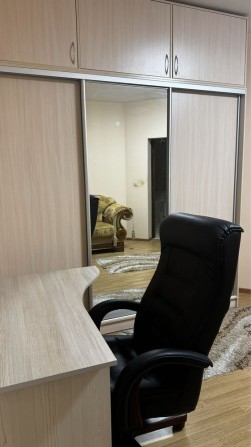 Оренда 1к новобудови  70 кв м диван та ліжко Токіо - фото 1