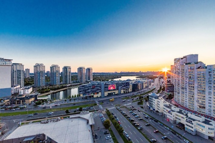 Ріверстоун River mall стильна видова квартира в класичному стилі - фото 1