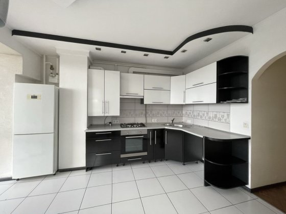 Здам велику 1 кімнатну новобудову район Майдану Черновцы