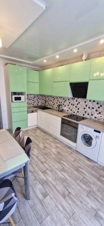 Однокімнатна квартира. м. Героїв Дніпра 15 хв. Низький поверх! - фото 1