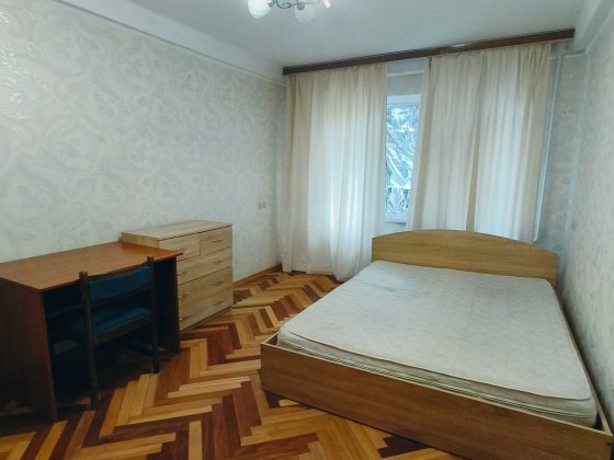 Оренда великої 3-к квартири біля метро Чернігівська Київ