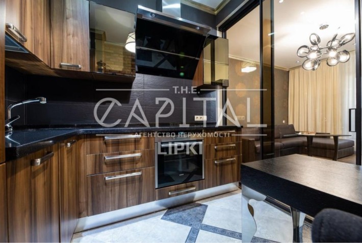 Стильна 2-кімнатна квартира з дизайнерським ремонтом і меблями - фото 1