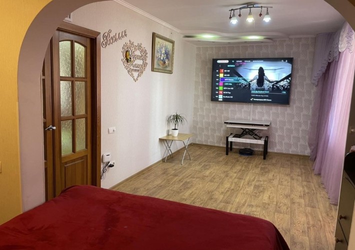 Оренда однокімнатної квартири у Комунарському р-ні (Водограйна 8) - фото 1