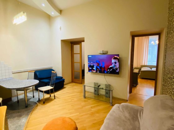 Без комісії. Центр. Поряд з Премєр Палацем. До Хрещатика 200 метрів. Київ