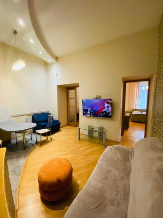 Без комісії. Центр. Поряд з Премєр Палацем. До Хрещатика 200 метрів. - фото 1