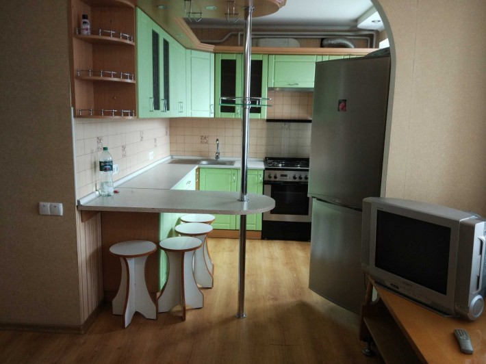 Сдам 3-х кв в центре  желательно для 5-7  мужчин на любой срок аренды - фото 1