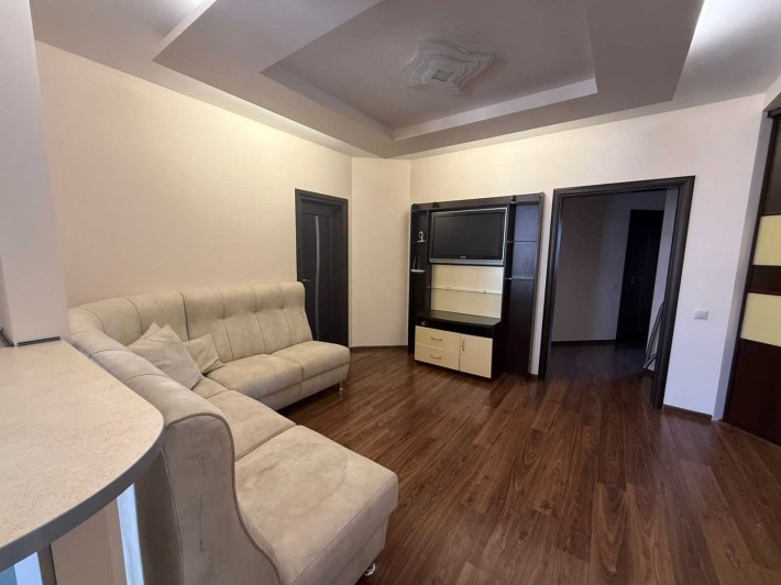 Довготривала оренда просторої квартири в новобудові по вул. Юнаківа - фото 1