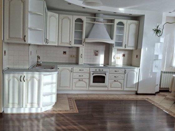 2-кімнатна квартира в оренду,7 п, з паркінгом біля метро. Киев