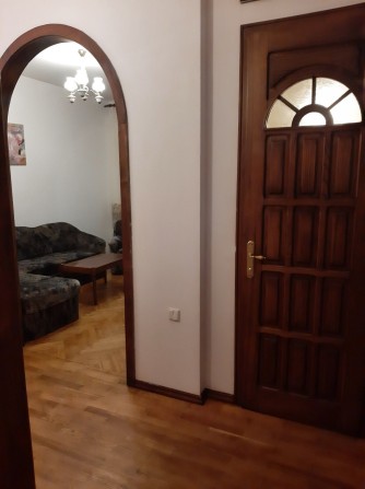 СДАЕТСЯ КВАРТИРА Студия! В самом центре города. - фото 1