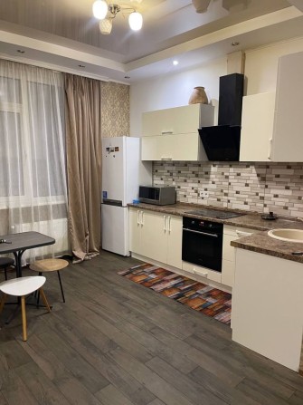 Сдам большую двух комнатную квартиру в 16 жемчужине - фото 1