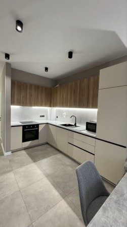 С летом! Сдам стильную евродвушку в Аркадии, ЖК Родос, 60м, балкон - фото 1