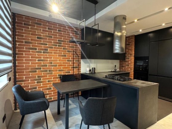 Сучасна 2-кімнатна квартира з дизайнерським ремонтом у Львові 85 м² Львов