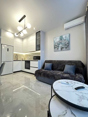 Сдам стильную квартиру в Аркадии, ЖК Атмосфера, вид на море, лоджия. - фото 1