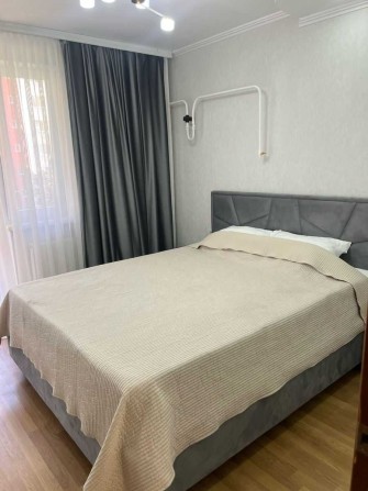 СДАМ ШИКАРНУЮ 2 Комнатную квартиру есть ВАННА и БАЛКОН - фото 1