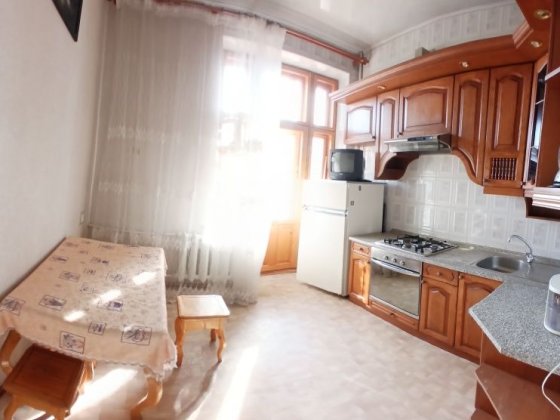 Сдам большую квартиру у метро. Харків