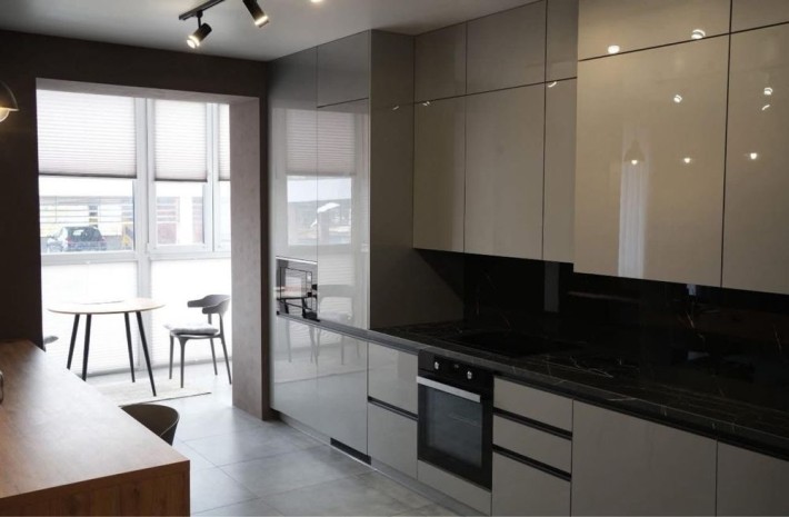 Квартира з дизайнерським ремонтом - фото 1