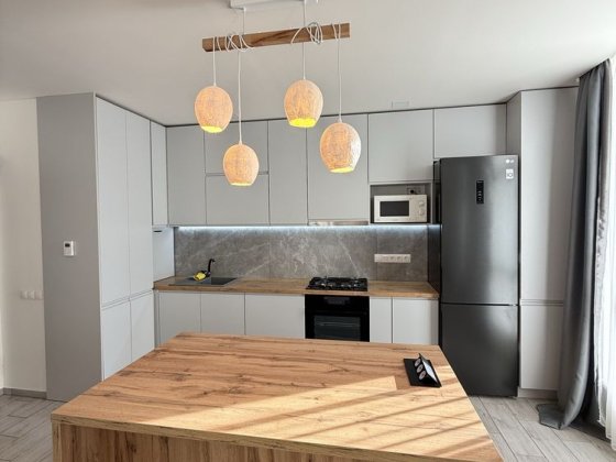 Оренда 2-кімнатної квартири з великою кухнею-вітальнею у новобудові Винники