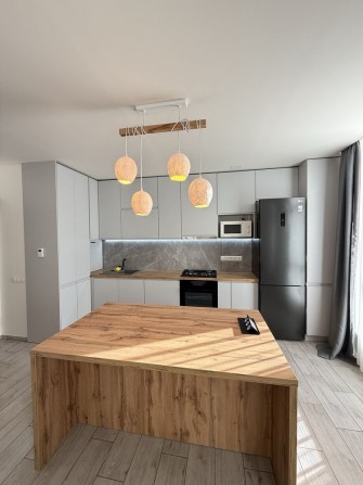 Оренда 2-кімнатної квартири з великою кухнею-вітальнею у новобудові - фото 1