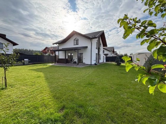 Продам окремий 2-о поверховий будинок на 5,5 сотках, з ремонтом. Бровари