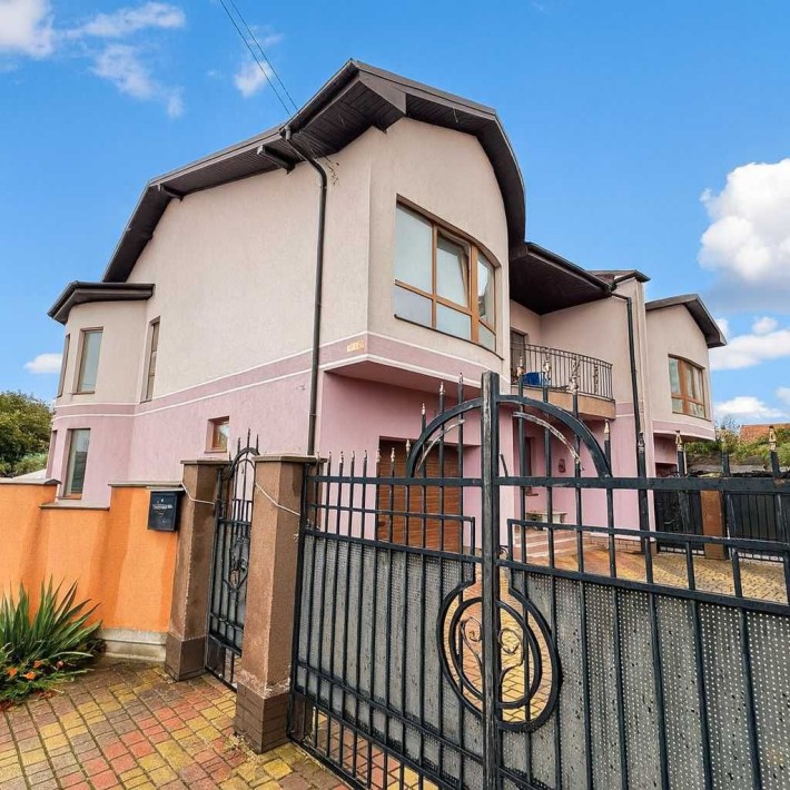 Продається Дуплекс з частковим ремонтом по вул. Коновальця - фото 1